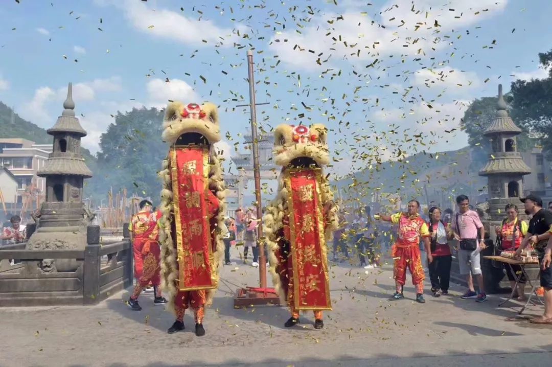 港澳同胞们纷纷云集悦城龙母祖庙, 每到周末就更为壮观, 锣鼓喧天