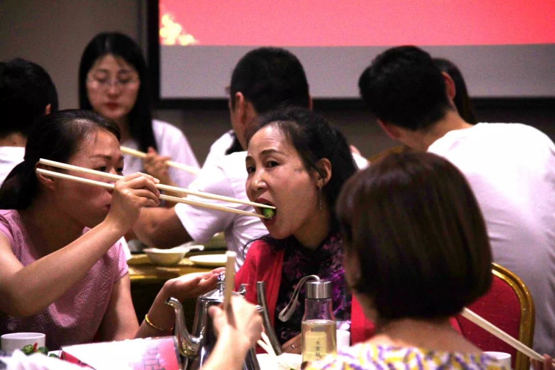 同食"天堂宴,同为一家人.