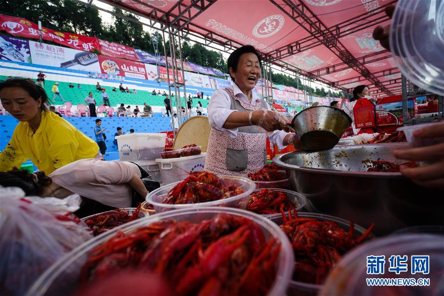 江苏盱眙:5万人共享"龙虾宴"