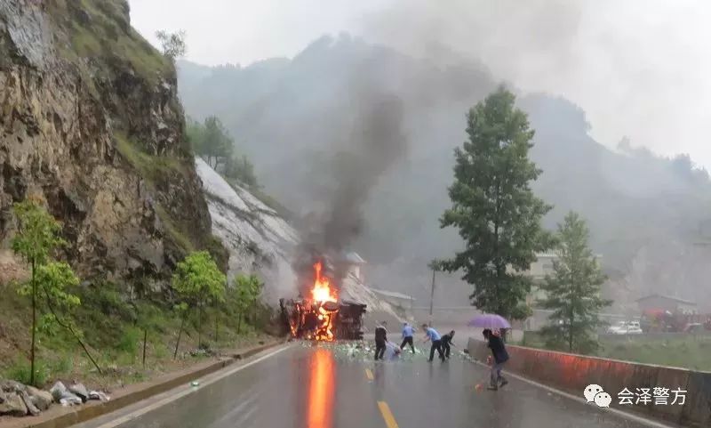 会泽雨碌乡大货车侧翻起火,多部门紧急救援除险情