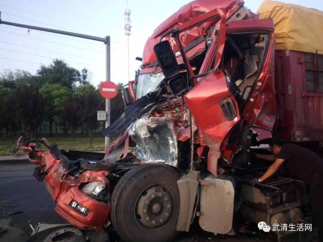 广东这条高速不怕雨：400毫升水倒在路面4秒就消失了