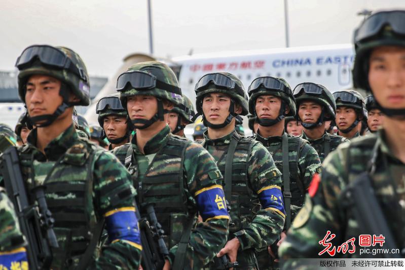 2018年6月12日,武警浙江总队特战分队官兵在机场上整齐列队.