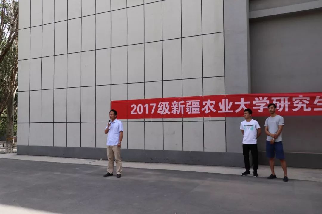 不挂彩 不青春 ——新疆农业大学首届研究生彩虹跑