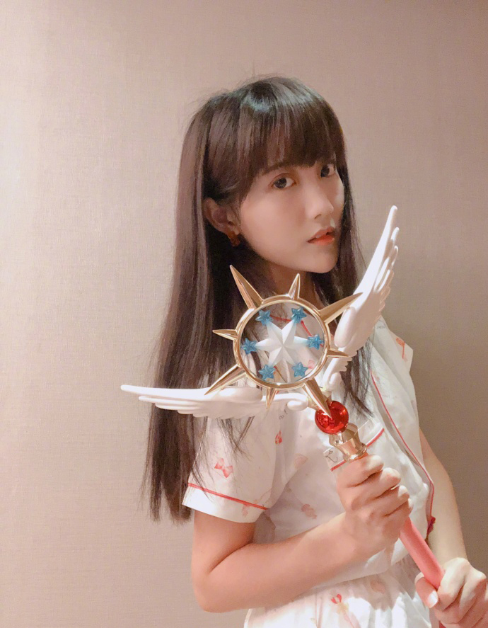 李艺彤独自一人穿睡衣玩cosplay网友真大胆