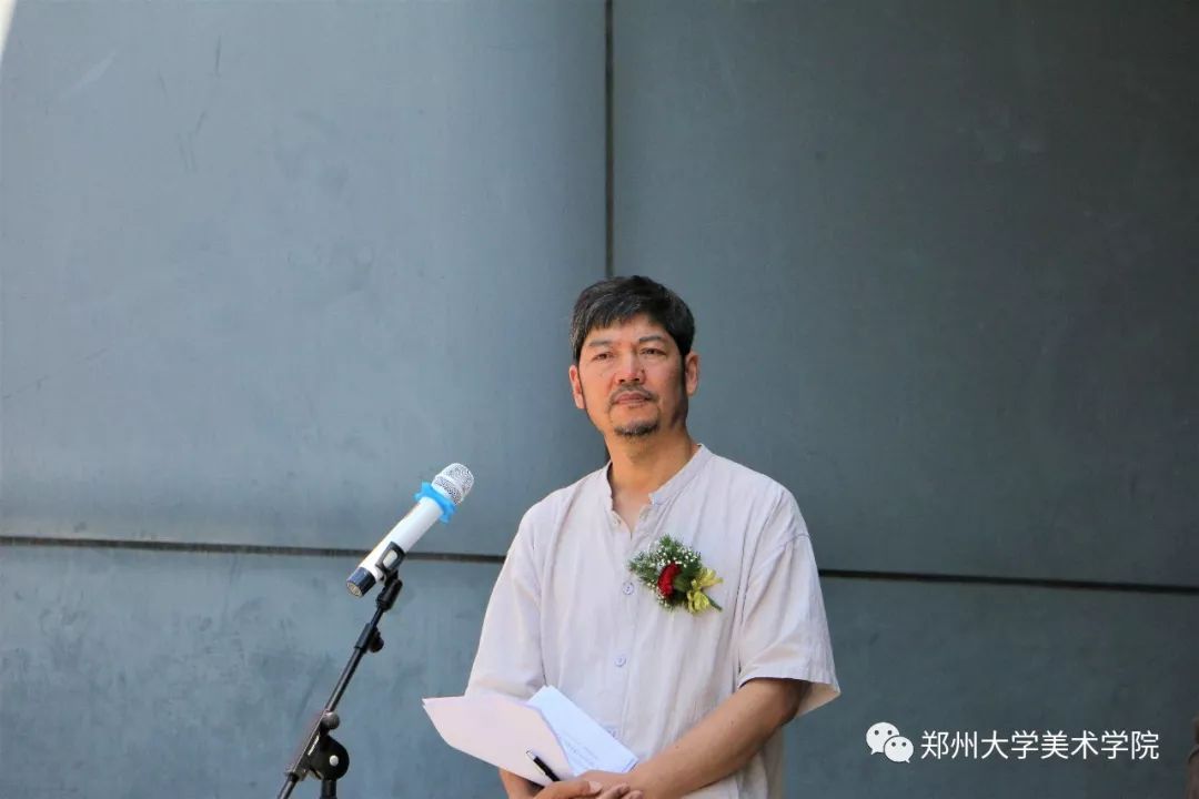 校内外领导,专家在美术学院院长魏小杰,副院长邬建的陪同下参观了展览