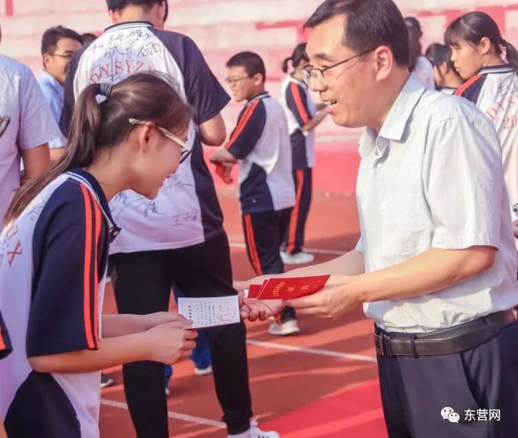 市实验中学 陈新波 杨春鹏 摄