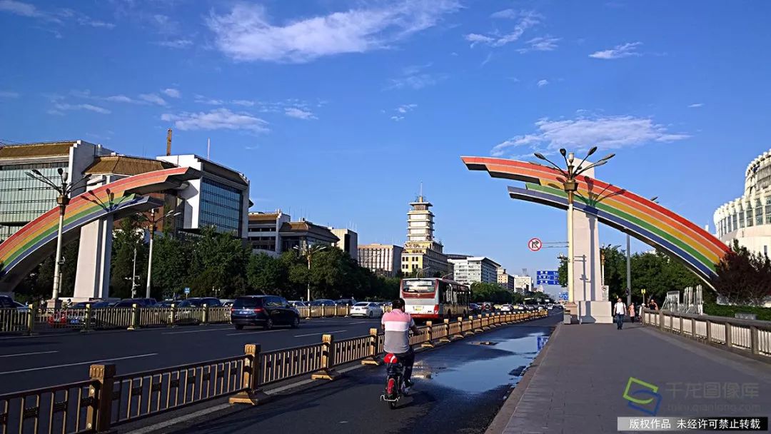 6月13日,北京雨后放晴,长安街复兴门彩虹桥在蓝天白云的映衬下更显得