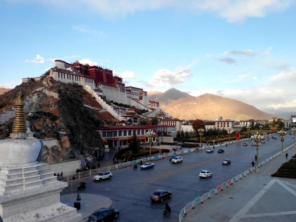 在西藏拉萨慢旅游,体验布达拉宫的夏秋冬
