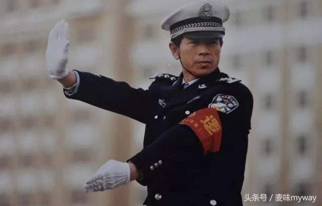 沈阳交警李栓良严格执法40年却从未开过一张罚单