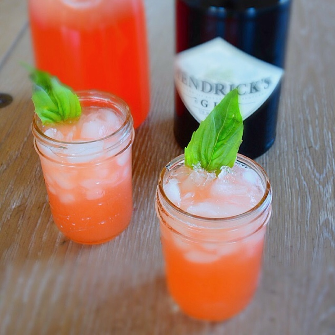 教你用草莓做2款好喝的夏日冰饮:草莓罗勒柠檬水和