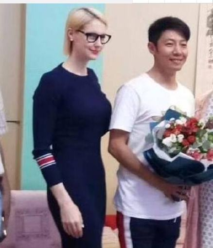 撒贝宁的老婆叫李白,身材高挑出众,一现身眼球全都落在她身上!