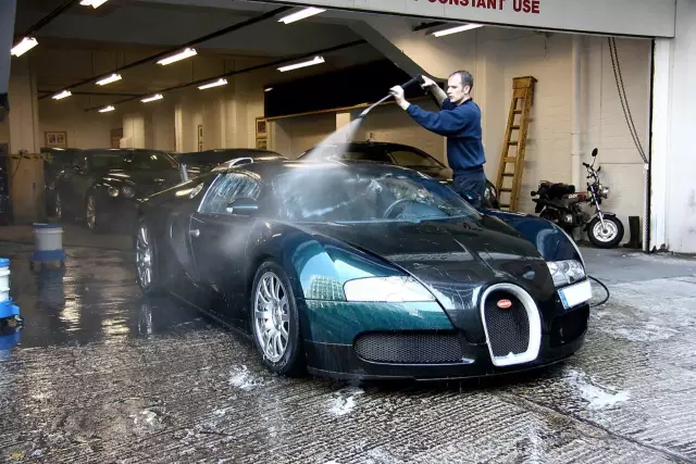 他洗一次车,要价5万,富豪却排队找他 14年的坚持,他把洗车做到极致 搜狐科技 搜狐网 