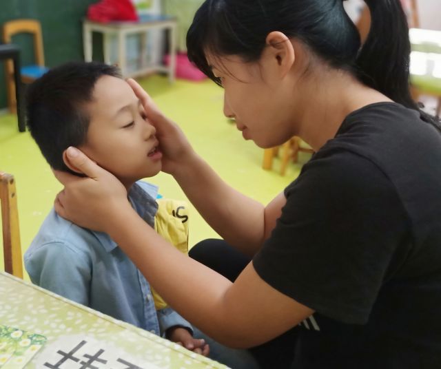 佛冈县建设路幼儿园举行"重品行,树形象,做榜样"2018年"寻找最美幼儿