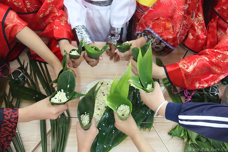 【网络中国节·端午】泸州学生身着汉服 包粽子画咸