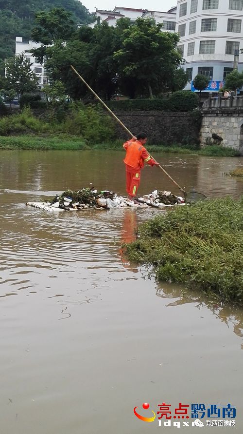 兴义环卫工冒雨人工湖打捞垃圾 为城市美容师点赞