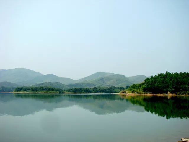 郎溪天子湖,红旗湖位于郎溪县城以南35公里处,属黄山余脉.