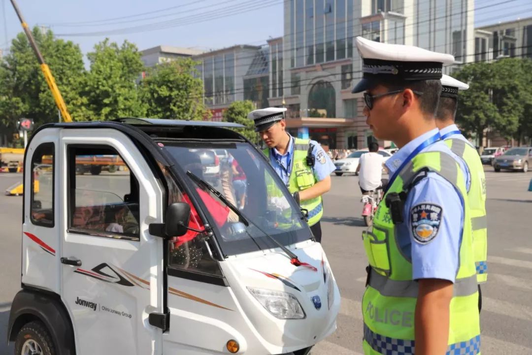 菏泽市交警支队开发区大队副大队长赵林对低速电动车进行劝阻