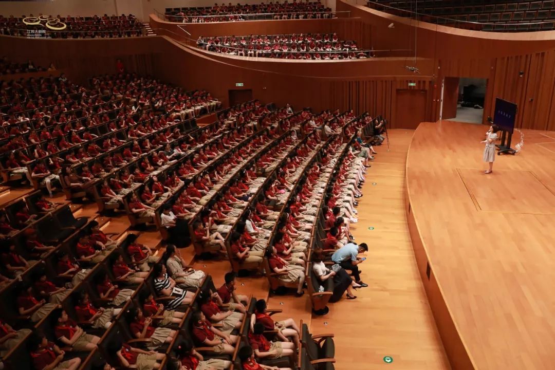 "把艺术课堂搬进大剧院"活动中,小朋友们在优雅的音乐厅学习了"解析