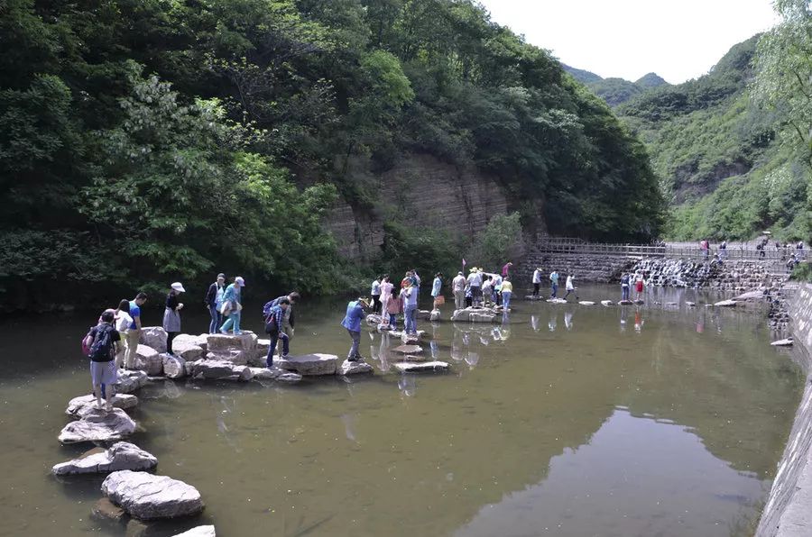 2.凭龙潭大峡谷景区门票(自售出两日内)可免门票游览荆紫仙山景区.