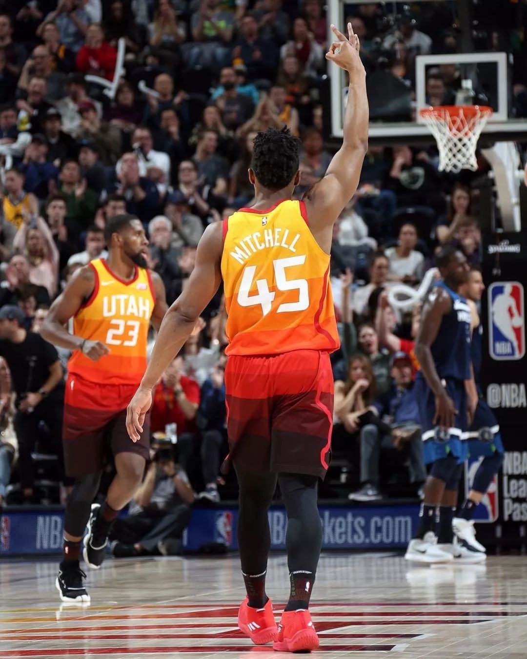 而他身上这件 nba 犹他爵士队新星多诺万·米切尔(donovan mitchell)