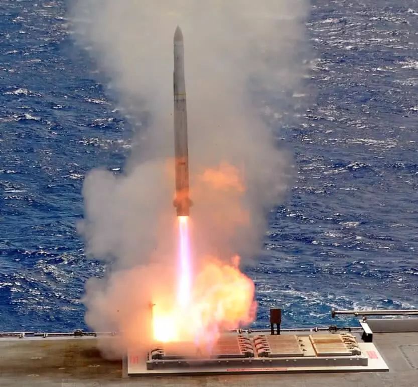 防空武器采用了美国海拉姆导弹,专门对付雷达制导反舰导弹,号称打靶
