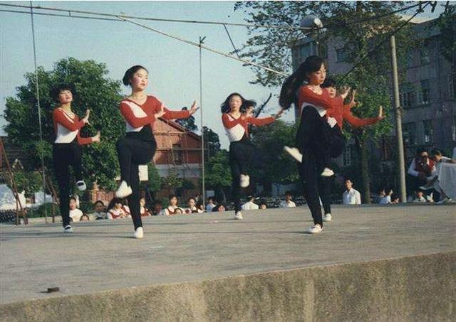 一个舞蹈比赛上,女孩子们穿着健美裤90年代是一个充满魔力的年代,随着