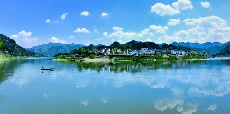 雄村景区:所有赴景区游览的客人,可享受景区门票5折优惠