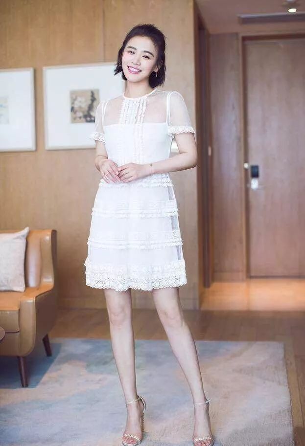 海边,露背,流苏,小白裙,李沁绝对是夏季单品推荐的top1了.