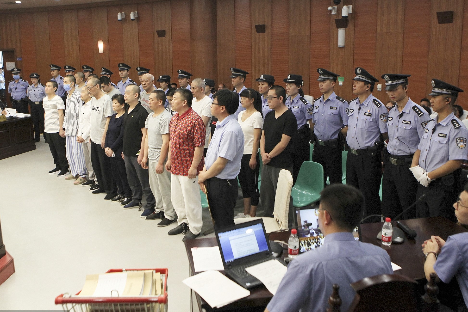 公开开庭审理了西安华西专修大学(以下简称华西大学)及被告人王明亮