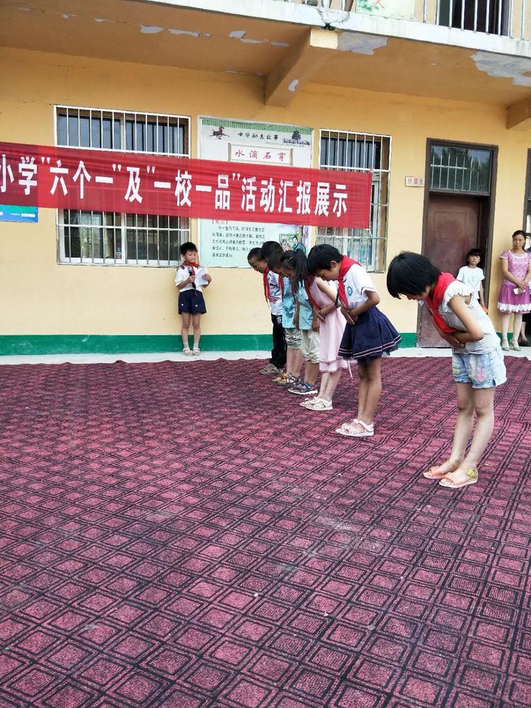 今天,孔庄小学的学生们为大家带来了国家级非物质文化遗产——罗卷戏.