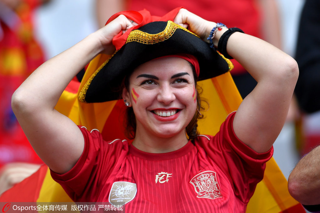 高清图:葡萄牙vs西班牙球迷PK 美女脸上画爱心