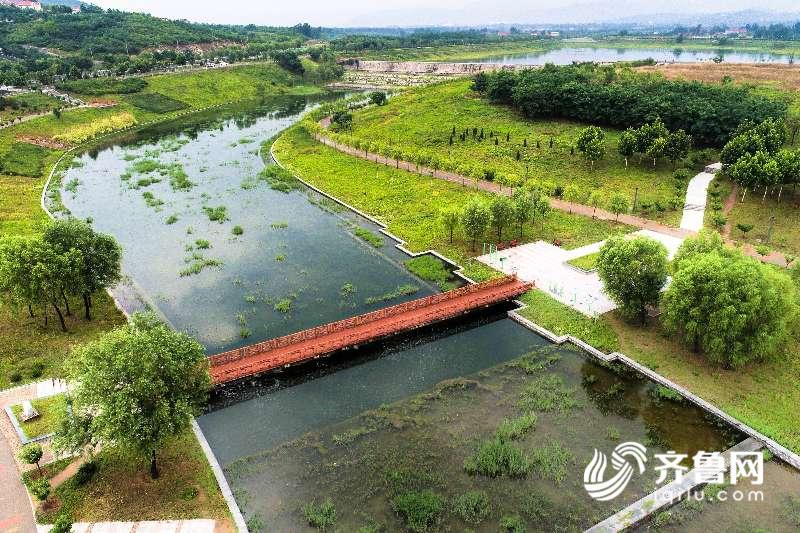 建有景观桥,梅亭,公厕,停车场,沿河步行道,桥头广场等22项景观工程.