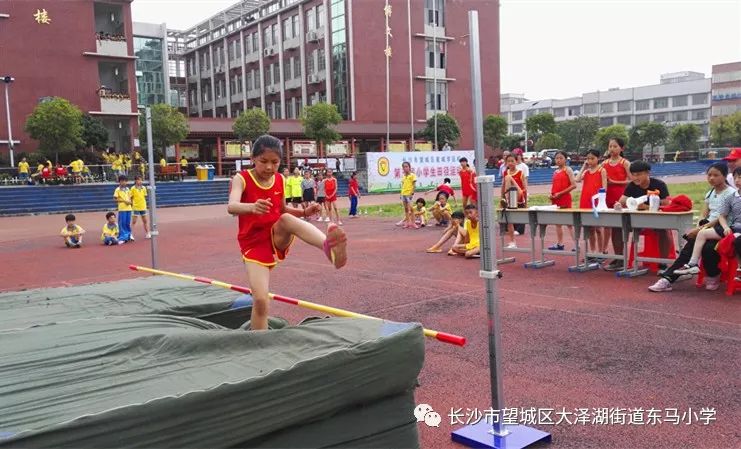 女子组跳高比赛男子组跳高比赛天空飘来五个字—这都不是事!