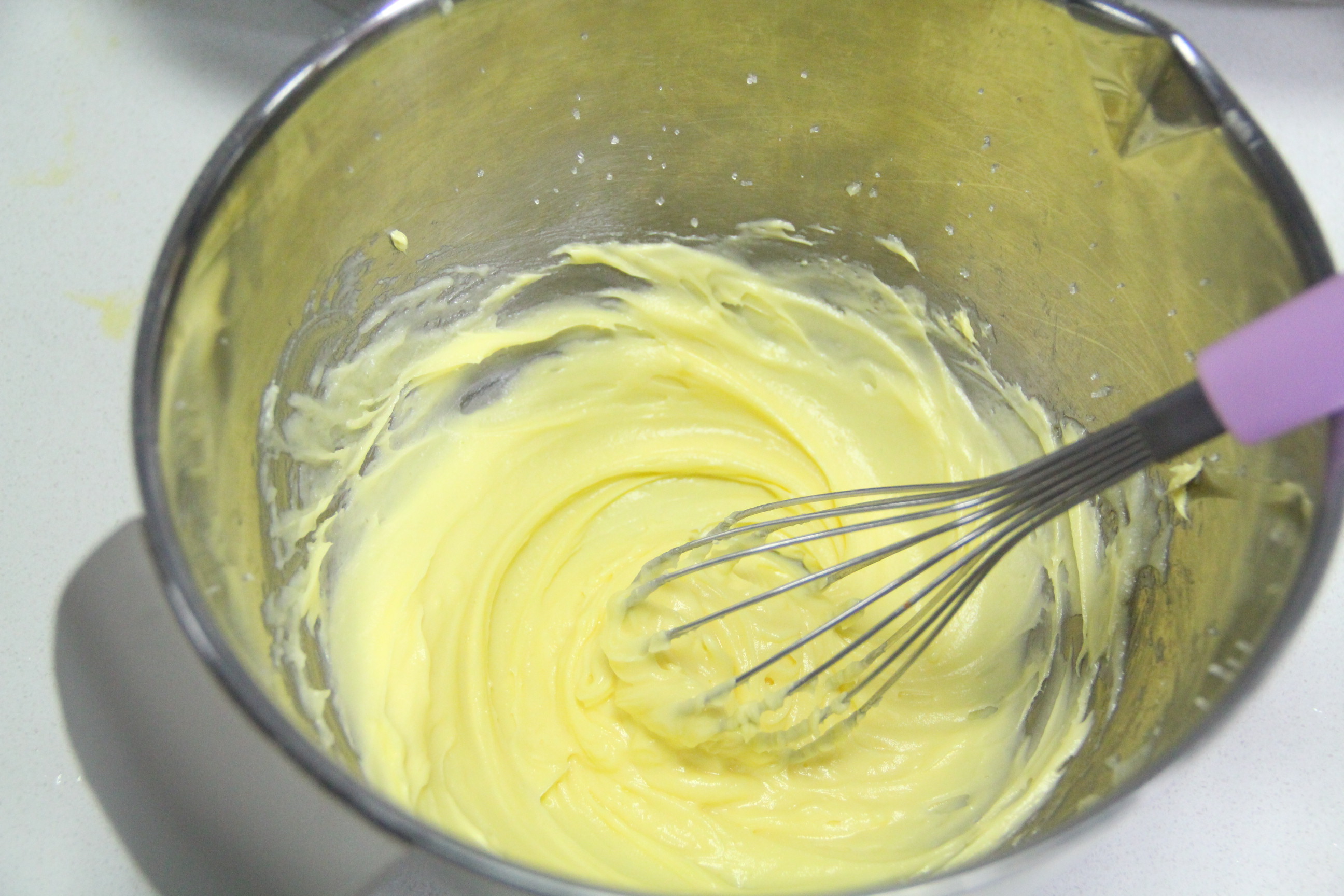 5,打发好的黄油与奶油奶酪混合,用手动打蛋器慢慢搅拌混合