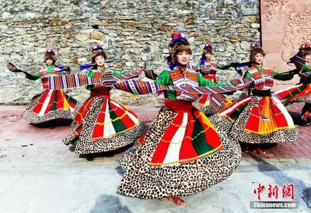 每年农历五月初五,为祭祀天上的歌舞女神萨朗姐,羌族女性身着鲜艳的