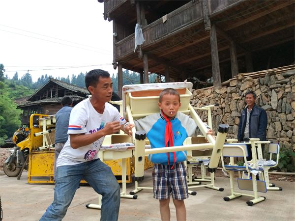 (从江县谷坪乡银潭小学 杨锦通 供稿)新课桌到了,老师让我自己搬吧no.