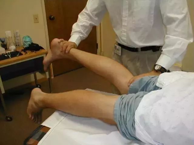 大腿后群肌肉急性拉伤往往恢复较慢,应当有足够休息,不可勉强坚持