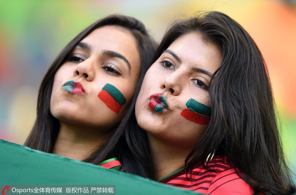 高清图:葡萄牙vs西班牙球迷PK 美女脸上画爱心