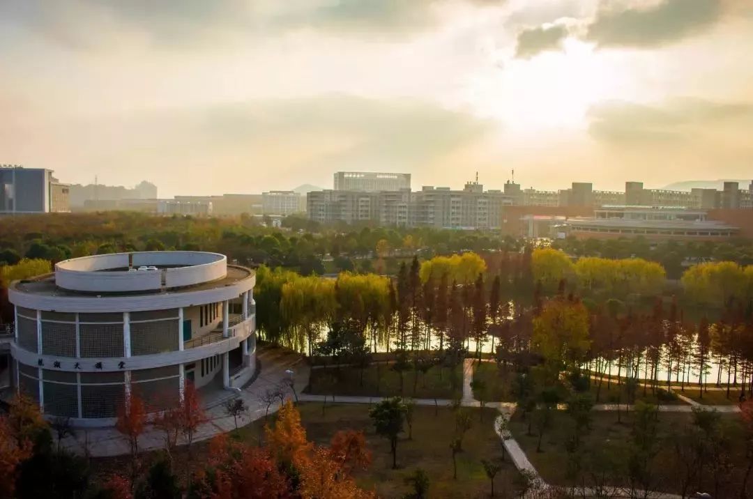 江苏师范大学  江苏师范大学,简称"江苏师大" 是一所以文科为主,主攻