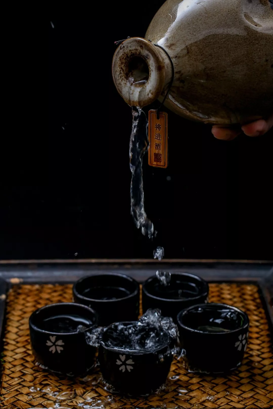 诗酒江湖雅兴归来,我应在江湖悠悠,饮一壶浊酒,醉里看