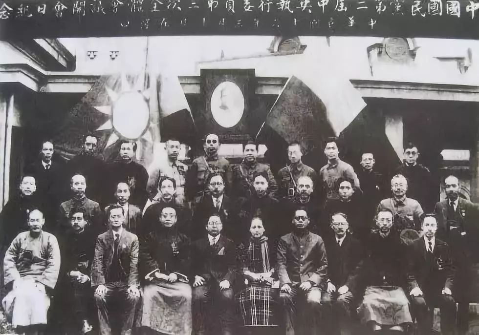 1907年,徐锡麟与秋瑾秘密联系,研究皖浙起义计划,因为泄密,临时改变