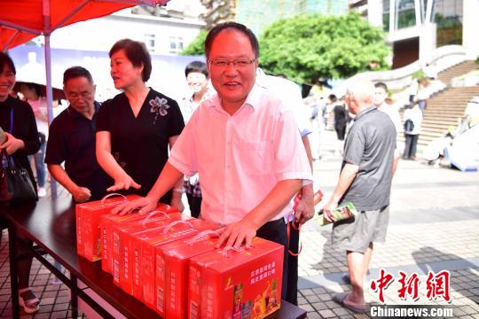 6月15日,南平市委常委,宣传部长张培栋(右一)在观看台湾产品.