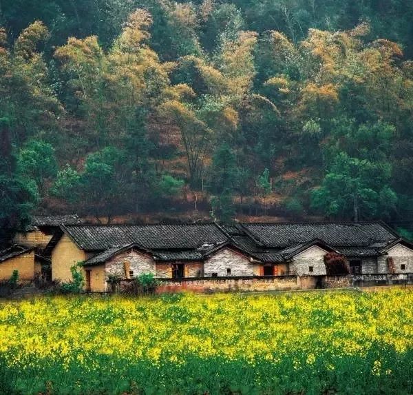 山脚处还有炊烟袅袅,流水人家的美景