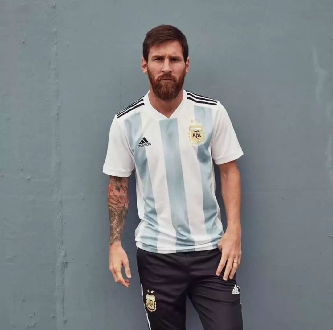 梅西身穿新款阿根廷球衣