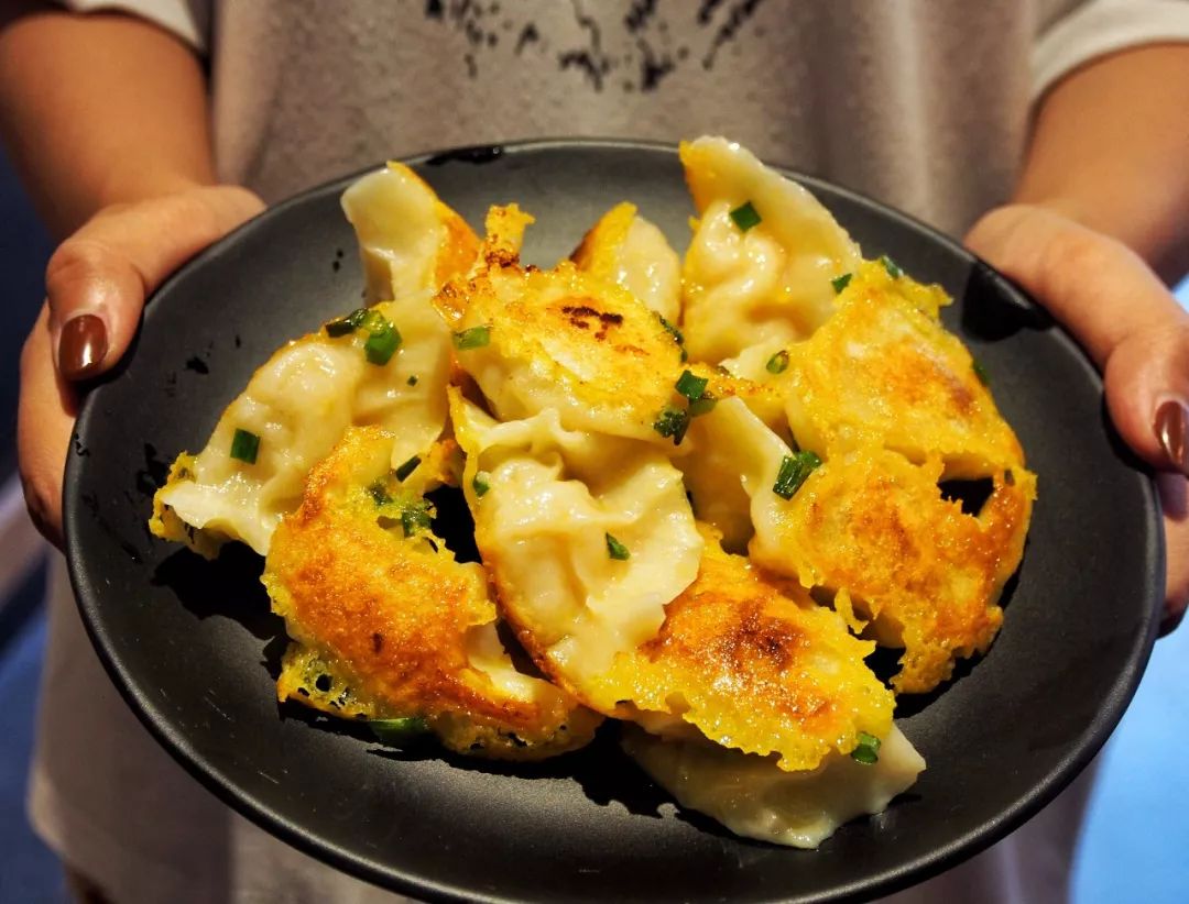 黄金煎饺/蒸饺的外皮很劲道,包裹的也很紧实.