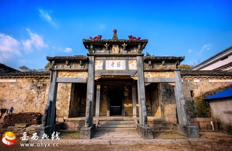 旅游 正文  今天下午,小编利用下班时间来到温泉镇牌坊村,该村因境内