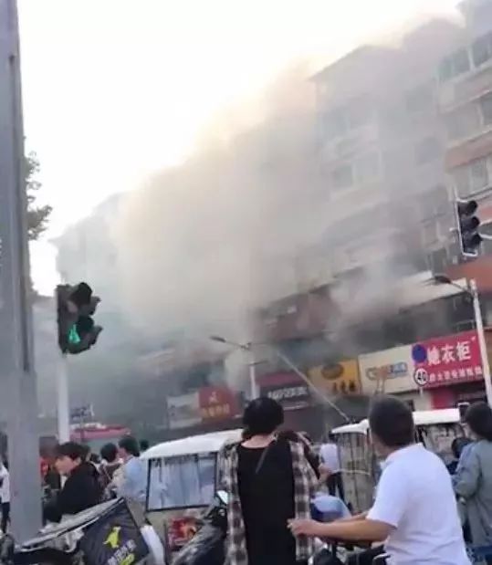 商丘团结路一家商铺突起大火,现场火光四溅,附近几家也被大火吞噬!