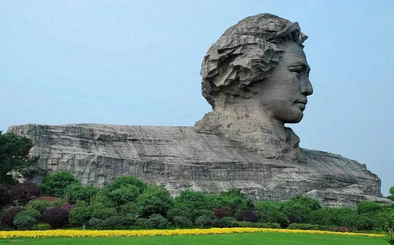 橘子洲头 橘子洲头,西望岳麓山,东临长沙城,四面环水,被誉为"中国第一