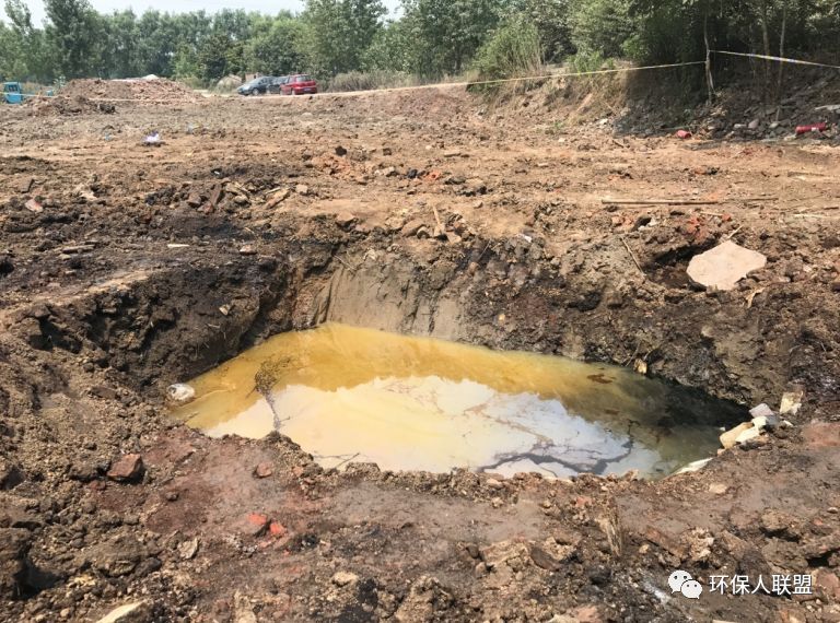 土坑渗水漂浮油污,地下水已被污染