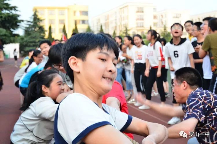 团结协作争上游 "绳"采飞扬聚力量——罗山一中举行迎